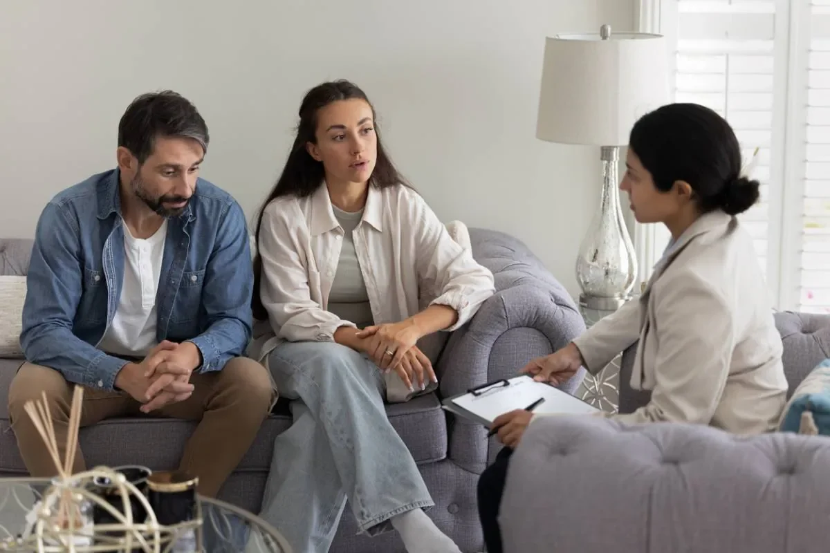 Psychologie, sexologie et hypnose : une approche globale à Toulouse Couple discutant avec une professionnelle lors d’un entretien