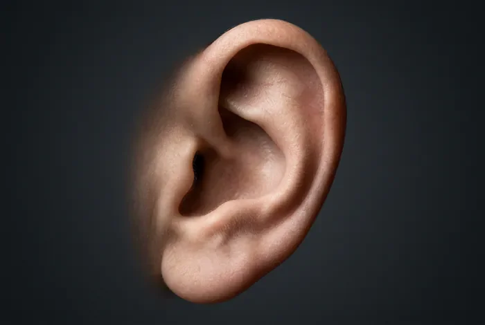 Oreille bouchée le matin : causes et solutions efficaces Gros plan macro sur une oreille humaine