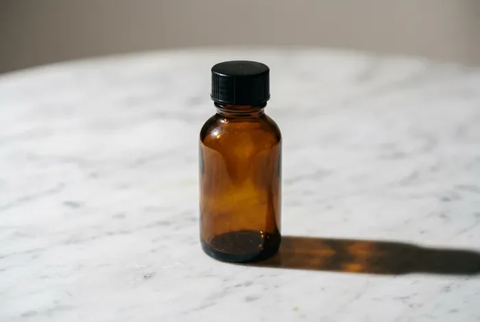 Sirop pour la toux et allaitement : les solutions sûres Flacon pharmaceutique en verre ambré sur fond minimaliste