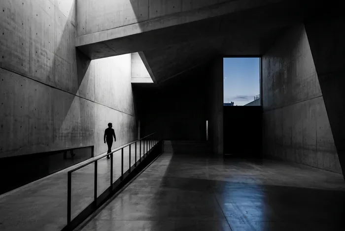 Comprendre le profil et les symptomes d un agoraphe Vue minimaliste d'une silhouette dans un grand espace vide symbolisant l'anxiété