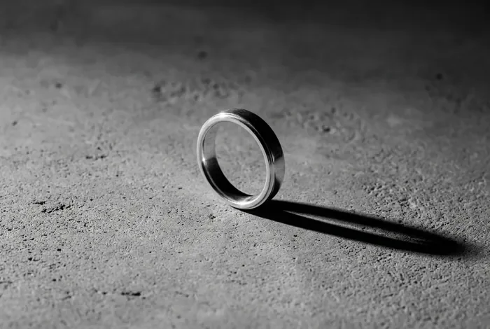 Comprendre la phobie des bijoux et ses origines Gros plan minimaliste d'une bague isolée, représentant la peur irrationnelle des bijoux